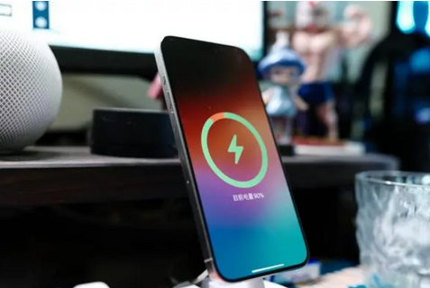 柯坪苹果15换屏服务分享用什么充电器给iPhone15充电更好 